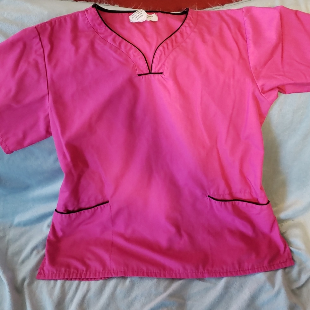 M&M scrub top